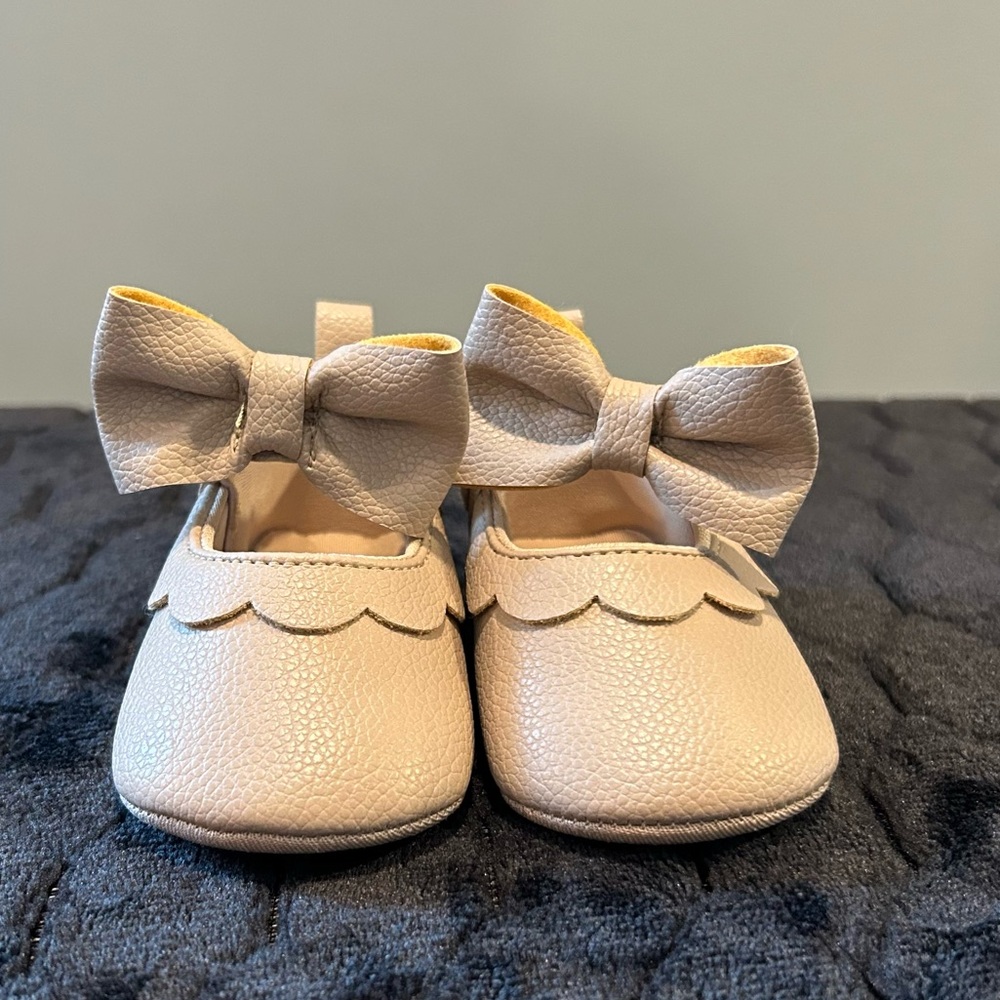 Lucky Brand Mary Jane Bow Crib Shoes Size 3 Tan/Beige NWOT - Picture 2 of 13